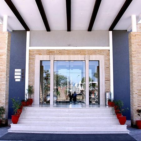 Continent Hotel Nawanshahr Nawāshahr Buitenkant foto