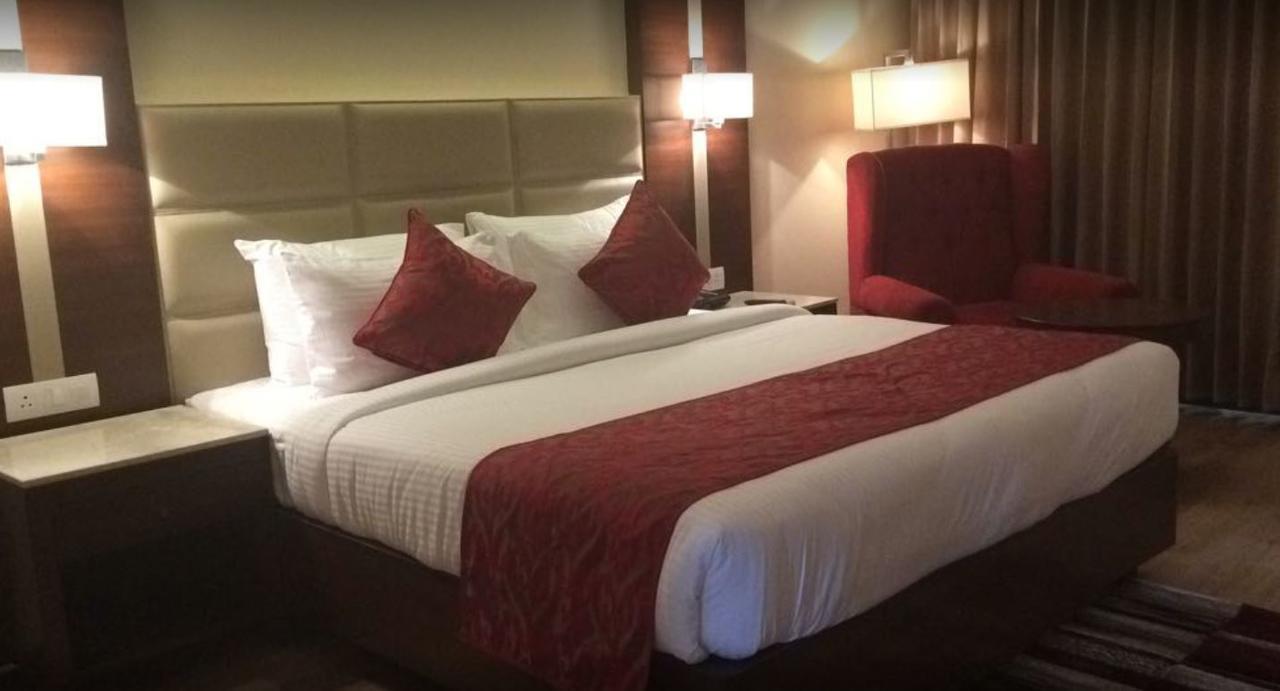 Continent Hotel Nawanshahr Nawāshahr Buitenkant foto