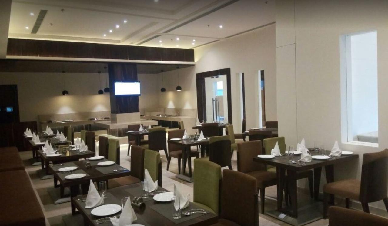 Continent Hotel Nawanshahr Nawāshahr Buitenkant foto